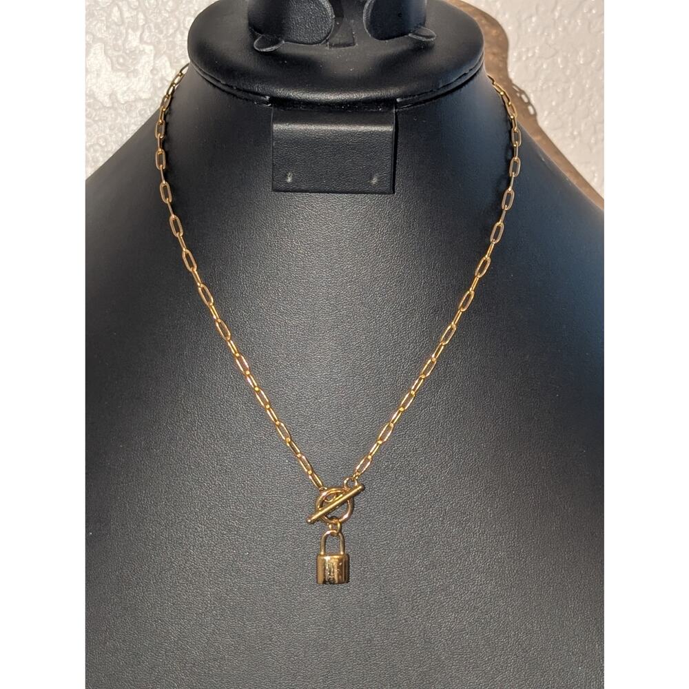 Gold Tone Paper Clip Lock Pendant Toggle Clasp 17.5" Necklace